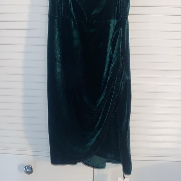 Green velvet mini dress never worn - Picture 2 of 4